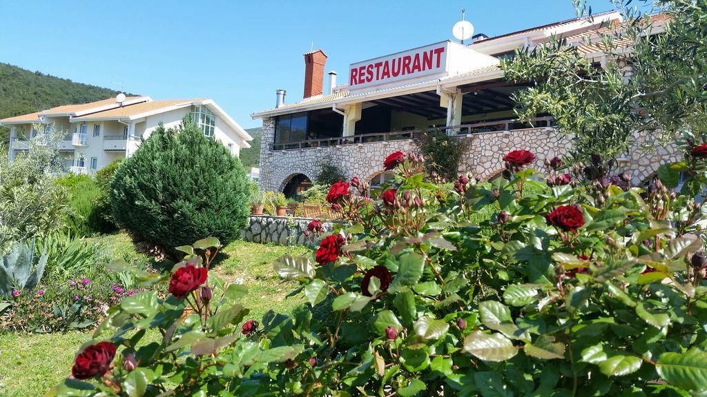 Hotel Zlatni Lav Martinscica  Luaran gambar